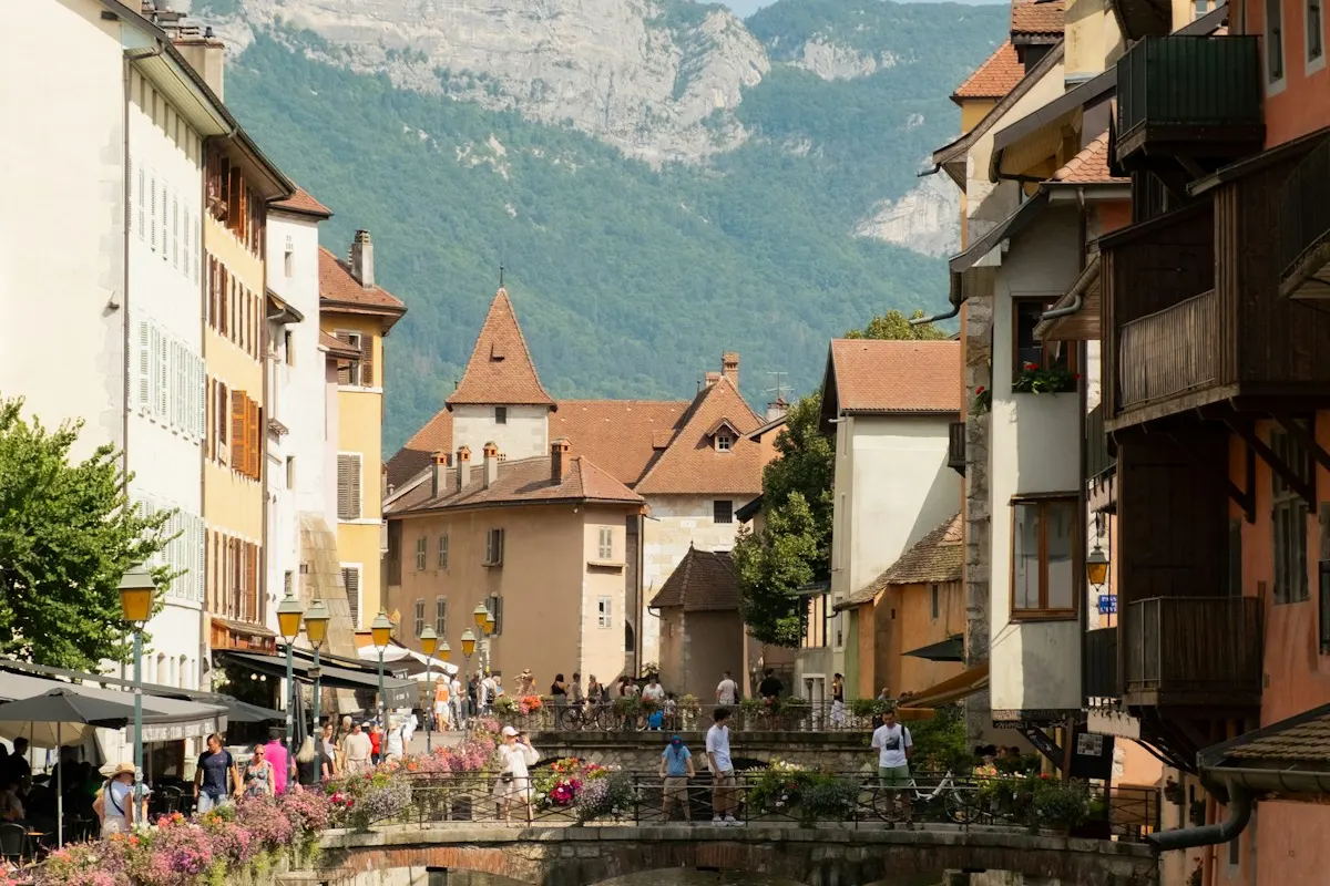 Canal et Palais de l’Île dans la vieille ville d’Annecy, avec les montagnes en arrière-plan