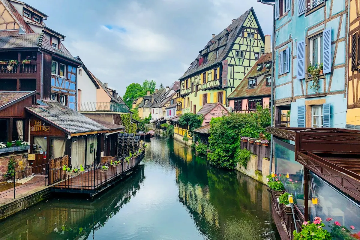Maisons colorées à colombages le long du canal de la Petite Venise à Colmar
