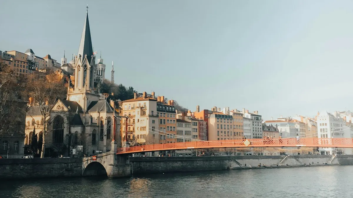 Quais de Saône et passerelle devant les façades du Vieux Lyon