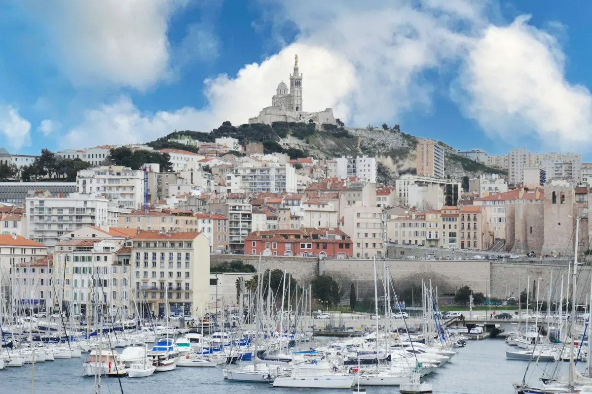 Bateaux du Vieux-Port de Marseille et basilique Notre-Dame de la Garde sur la colline