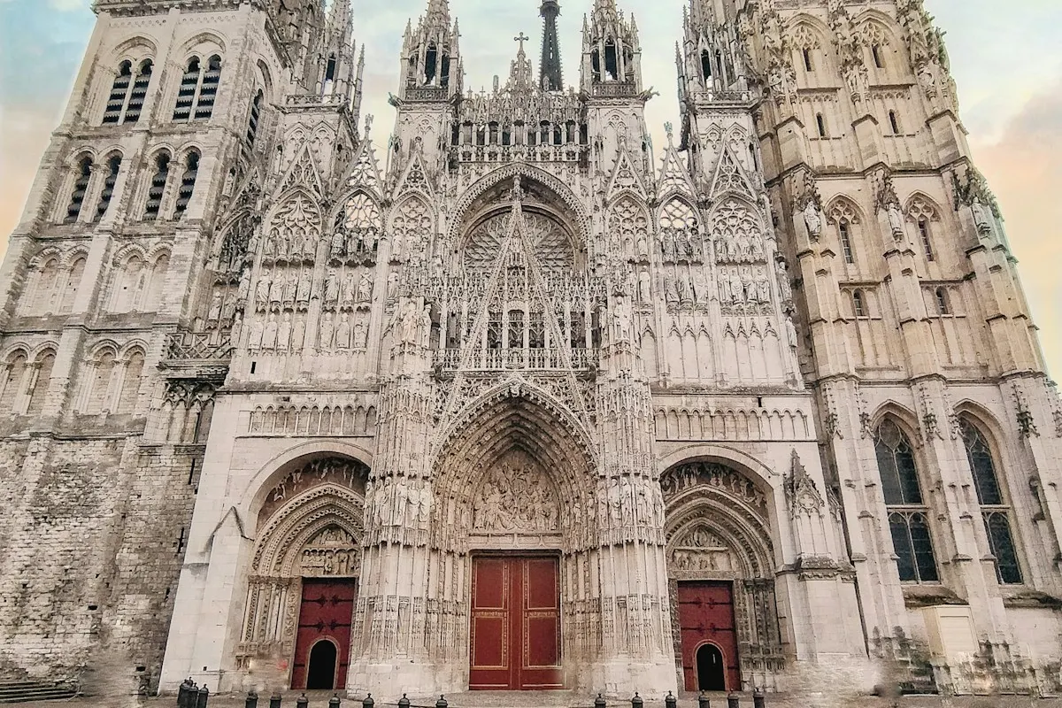 Portail sculpté et façade gothique de la cathédrale de Rouen