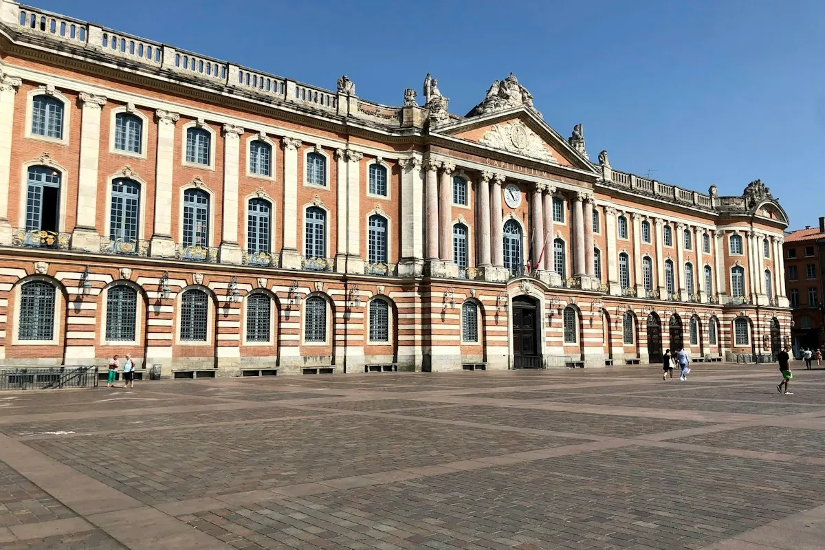 Façade du Capitole et place pavée à Toulouse